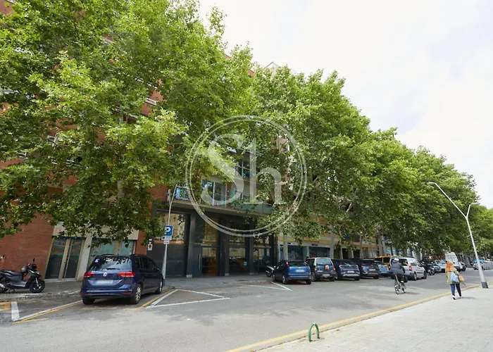 Bonito Cerca De Estacion De Sants * Barselona